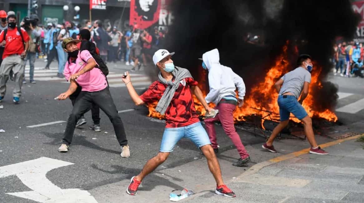 Protesta contra el FMI: atacaron el frente del Congreso y arrojaron una bomba molotov a la Policía