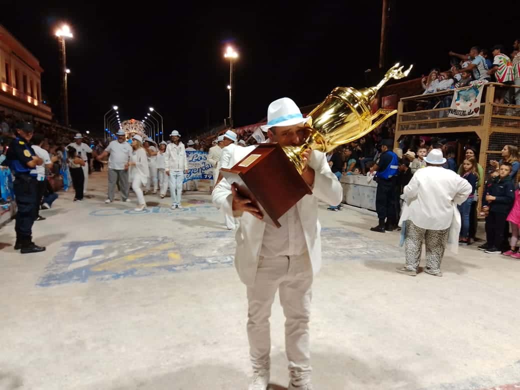 Papelitos festejó el título de campeón del Carnaval del País en el Corsódromo