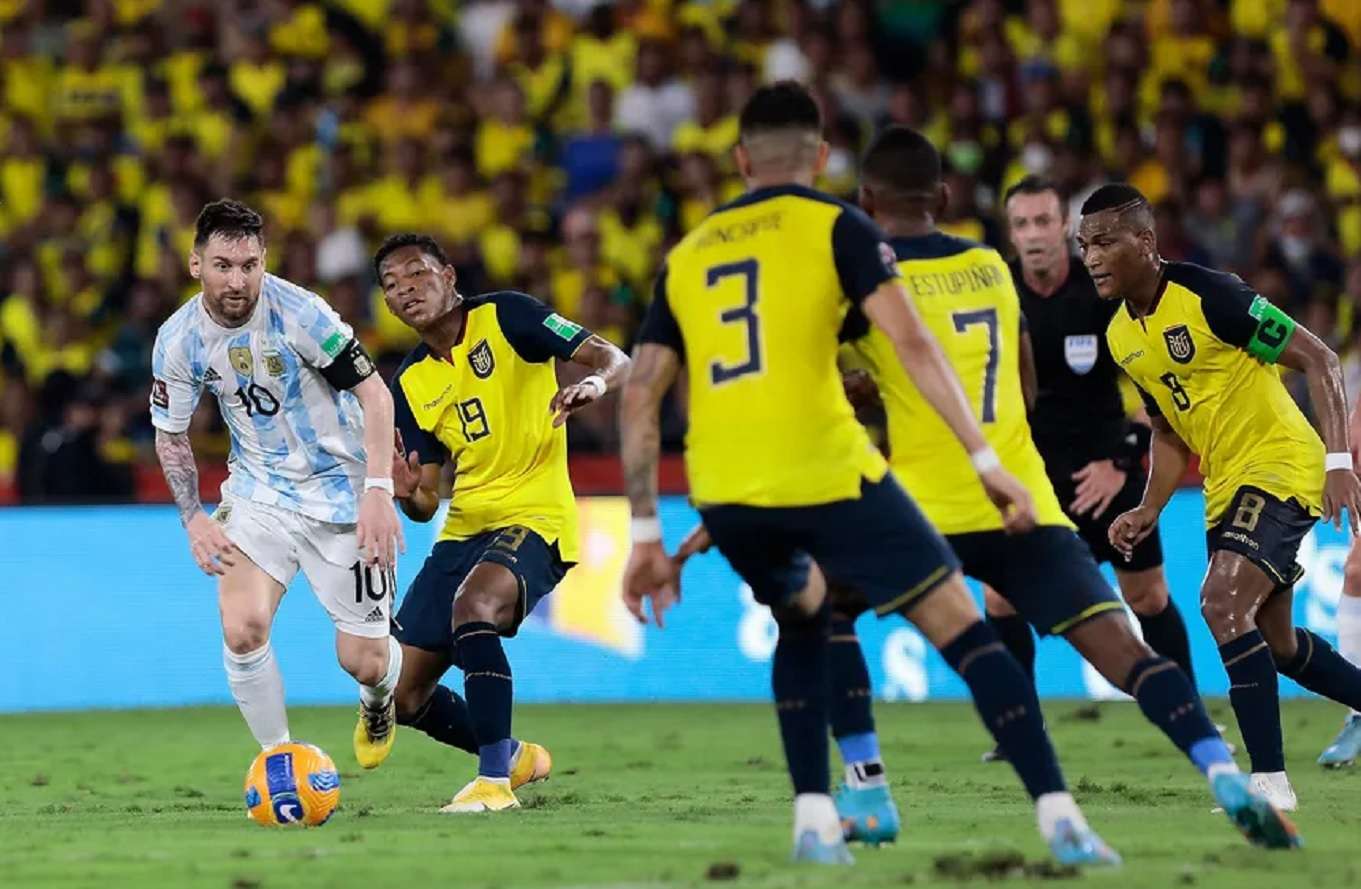 Argentina empató con Ecuador en un final con Polémica y alcanzó el record de 31 partidos invicto