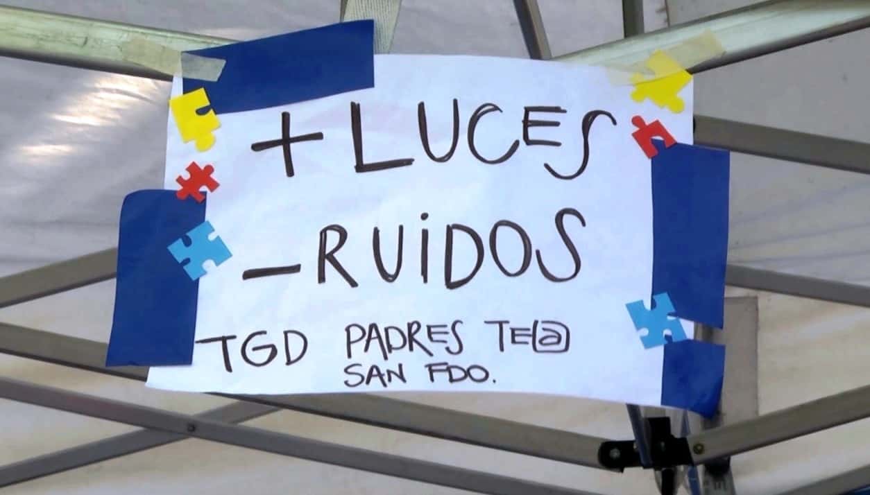 Gualeguaychú: Con una rifa solidaria recauda dinero para comprar los auriculares que su hijo con Asperger necesita