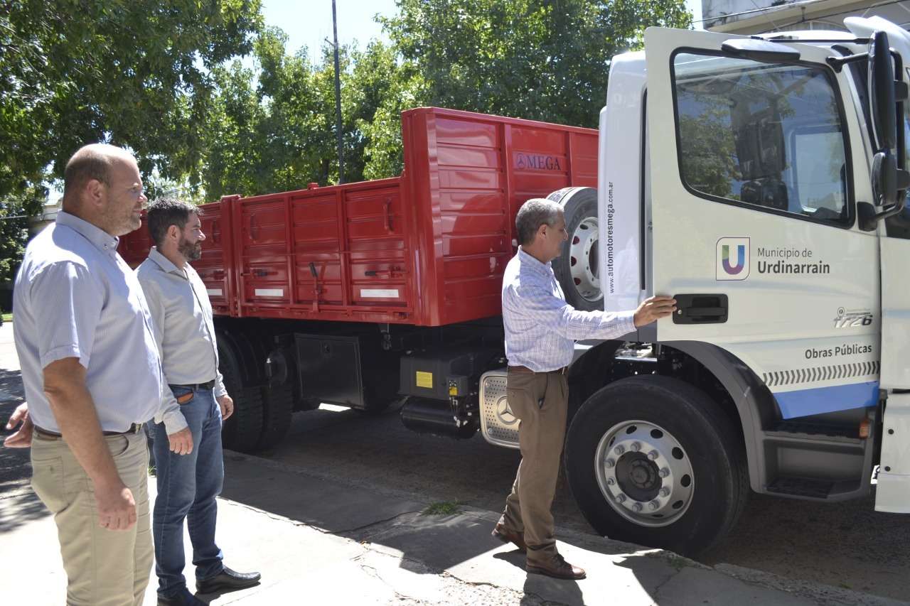 El Municipio de Urdinarrain exhibió el nuevo camión volcador recientemente incorporado a la flota vehicular