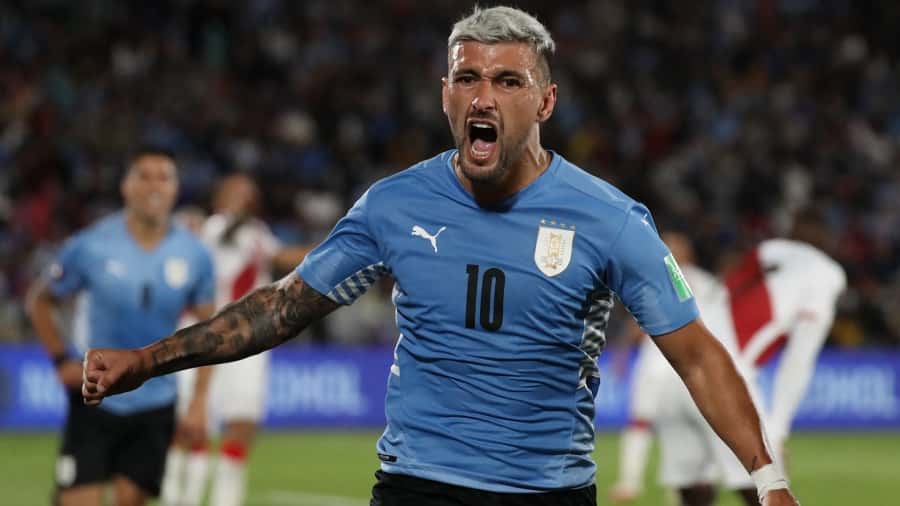 Uruguay le ganó a Perú en un cierre con polémica y clasificó al Mundial