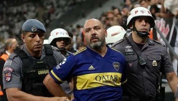 Un hincha de Boca fue arrestado por hacer gestos racistas a la tribuna de Corinthians