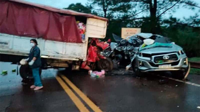 Dos personas murieron tras choque entre un camión y una camioneta en Ruta 14