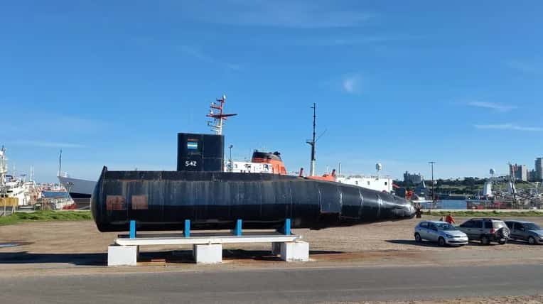 El peor homenaje: la réplica del ARA San Juan de Mar del Plata, en estado calamitoso
