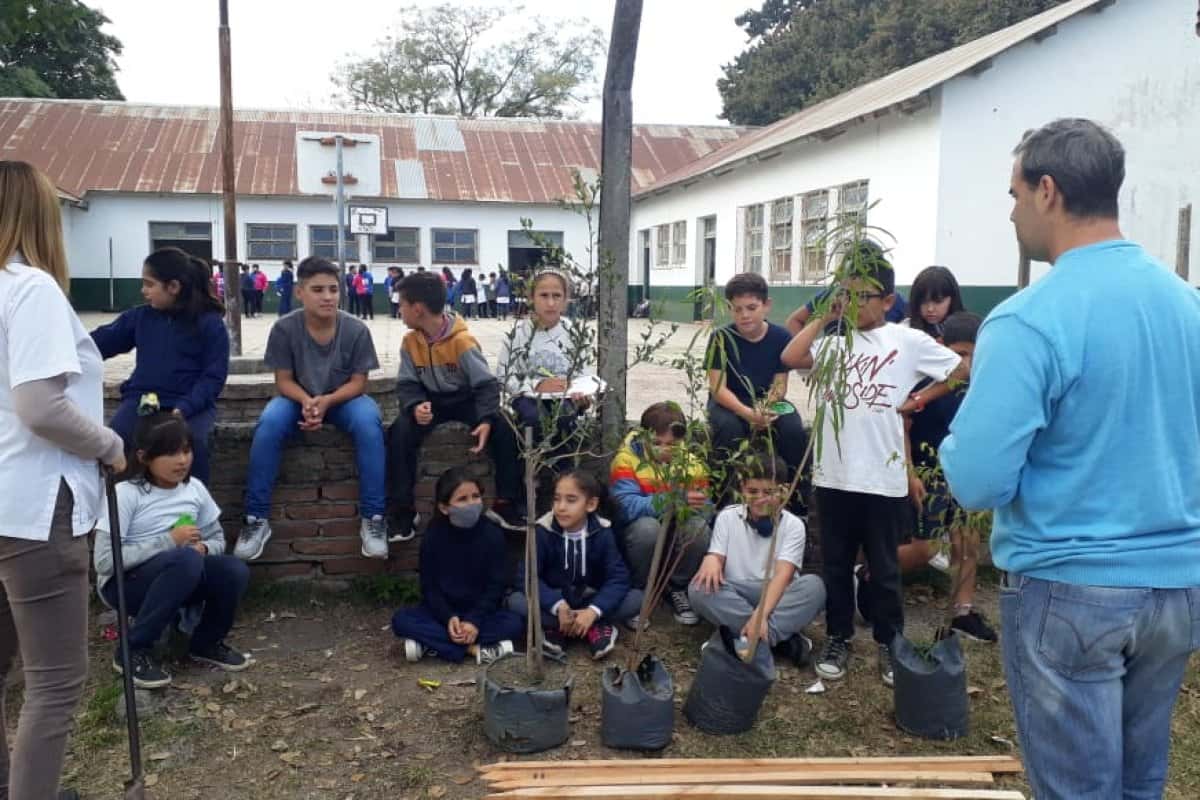Emotiva plantación en la Escuela Nº 90 José Sixto Alvarez