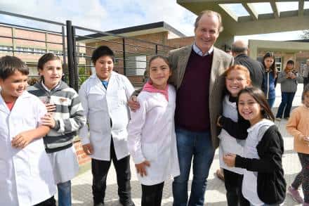 Bordet inauguró el nuevo edificio para la escuela secundaria de Enrique Carbó