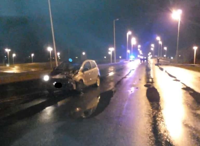 Trágico siniestro vial entre un auto y una moto en la Autovía Artigas: falleció un hombre