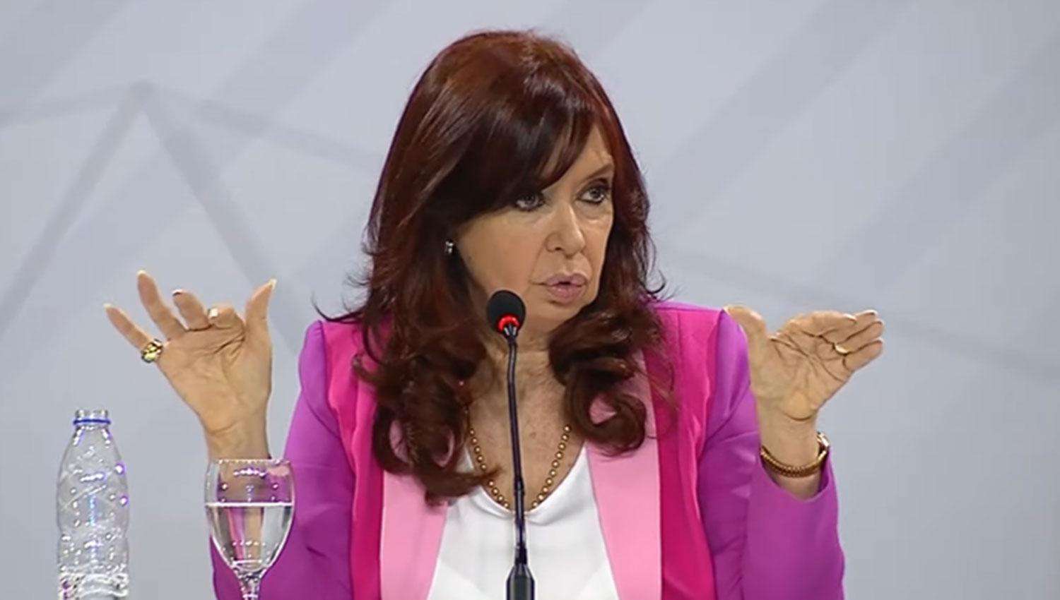imagen La crítica de Cristina Kirchner a la Ley Bases: "Faculta al Presidente a dejar sin efecto 2.308 obras paralizadas"