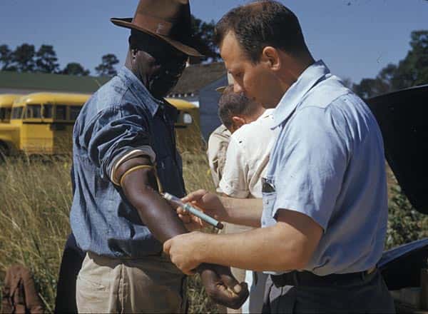 El experimento Tuskegee: su nombre se debe a que se llevó a cabo en la localidad norteamericana del mismo nombre y se trató de un estudio clínico que duró cuarenta años