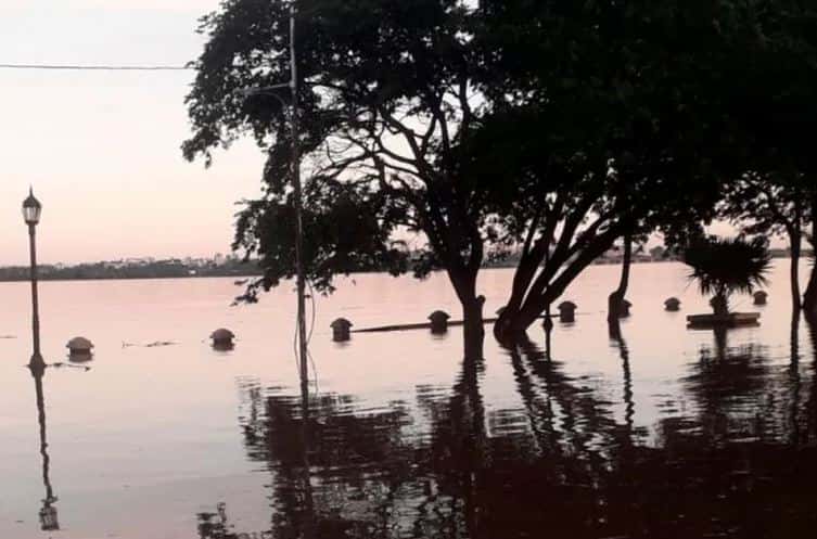Crece el río Uruguay y evacúan a familias en Corrientes