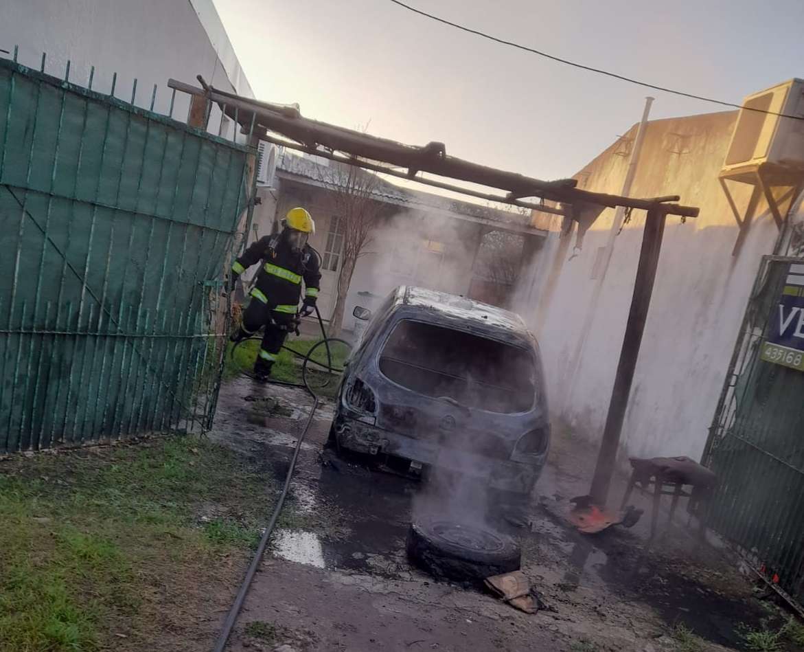 Se incendió un auto en una vivienda: fue sofocado por vecinos y Bomberos