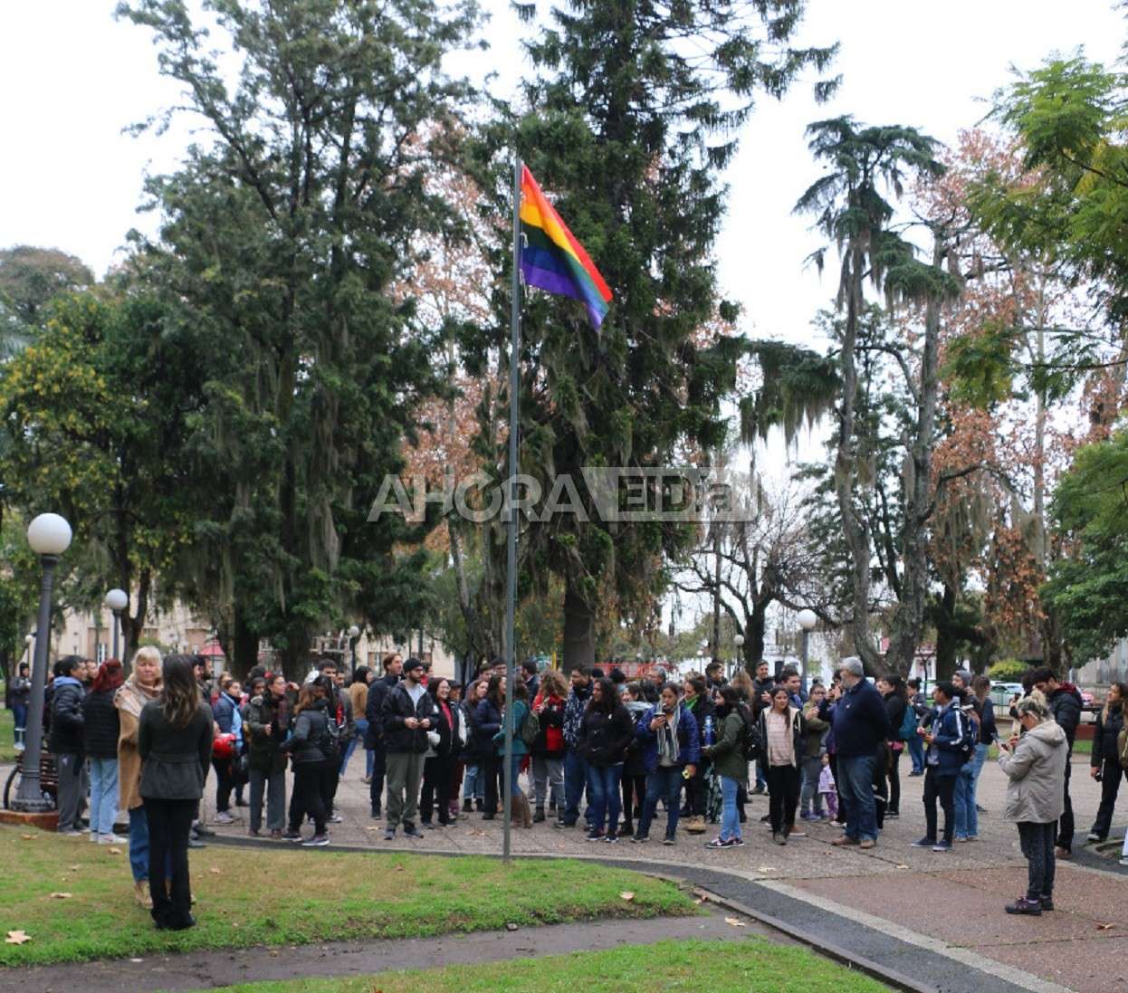 En el Día del Orgullo, izaron en la Plaza San Martín la bandera de la diversidad