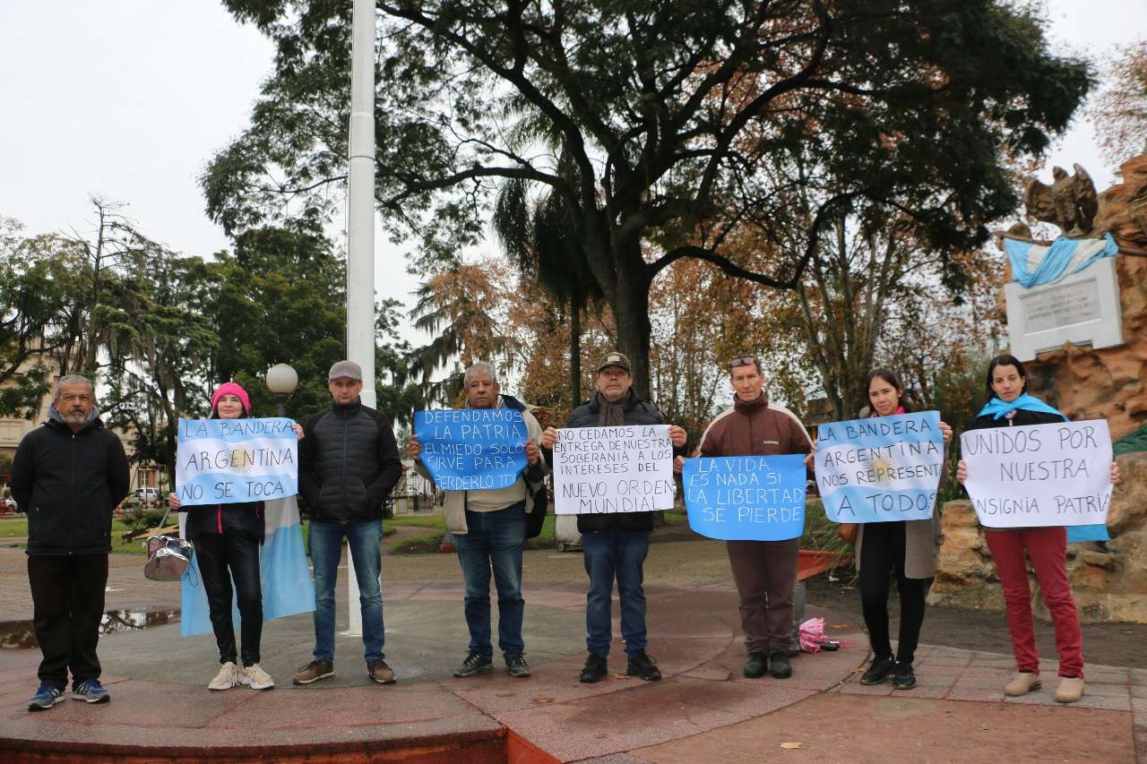 Vecinos se congregaron en la Plaza San Martín en defensa del Pabellón Nacional