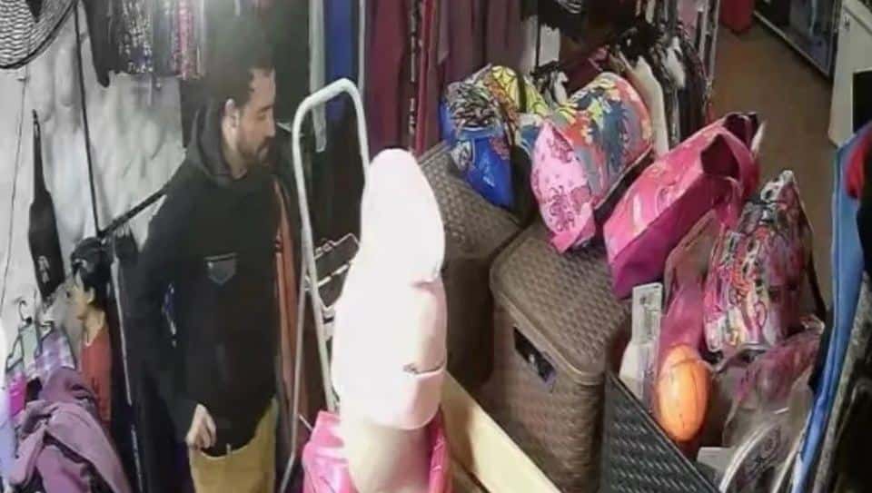 Un cliente manoseó los muslos de la empleada de una tienda de ropa