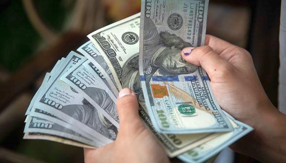 Tras tocar los $280, el dólar blue cerró este lunes a $260