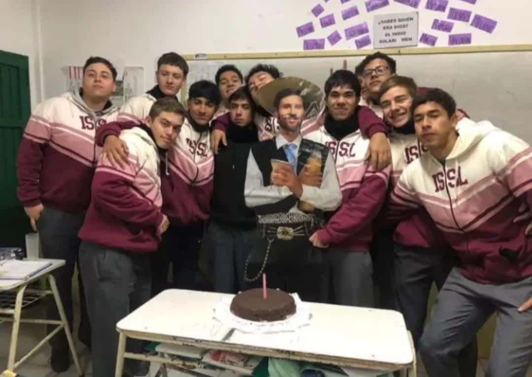 Alumnos de Gualeguaychú hicieron "un Messi entrerriano" y celebraron su cumpleaños en el colegio