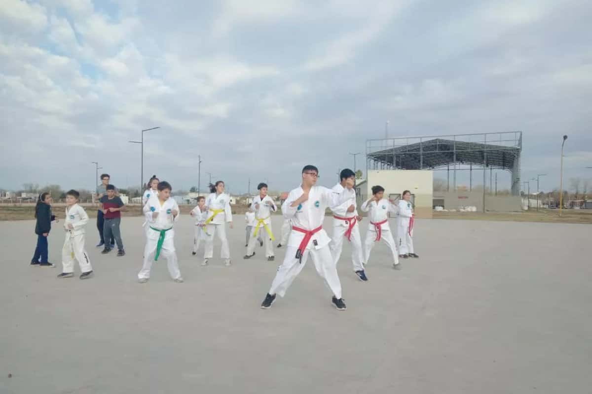 Alumnos de la escuela municipal de Taekwondo fueron recibidos en el Polideportivo Norte