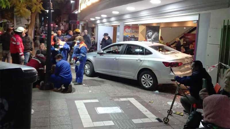 Un auto se incrustó en el teatro donde actuaba Soledad Silveyra e hirió a 23 personas