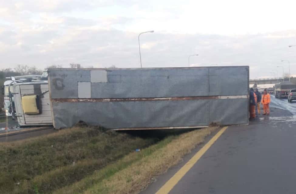 Volcó un camión de cargas en la Autovía 14 en cercanías al acceso a Concepción