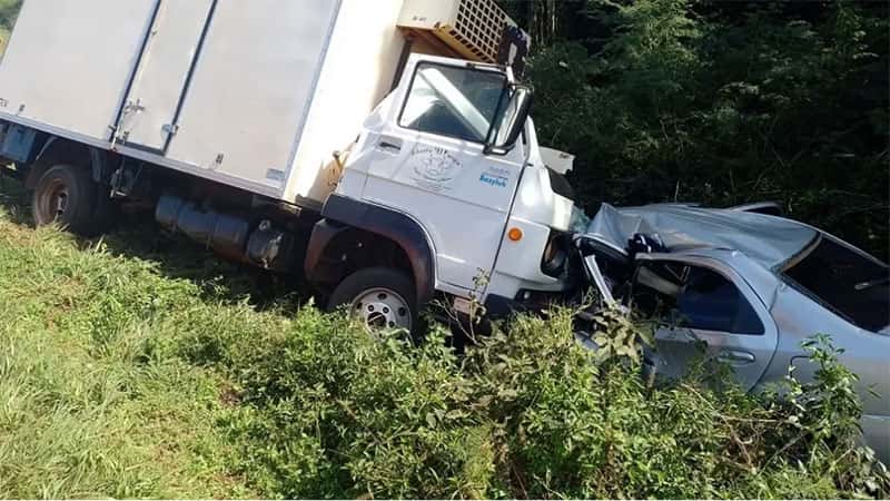 Tres personas fallecieron en un brutal choque entre dos camiones y un auto sobre la ruta 12
