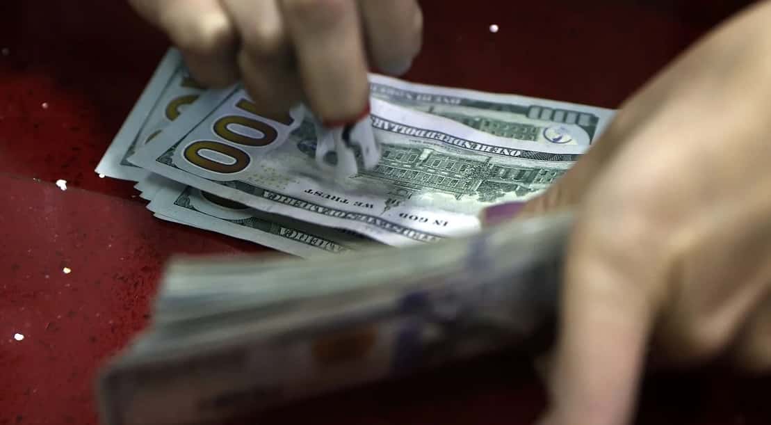 Continúa la devaluación de la moneda argentina y la cotización libre llega a los $338