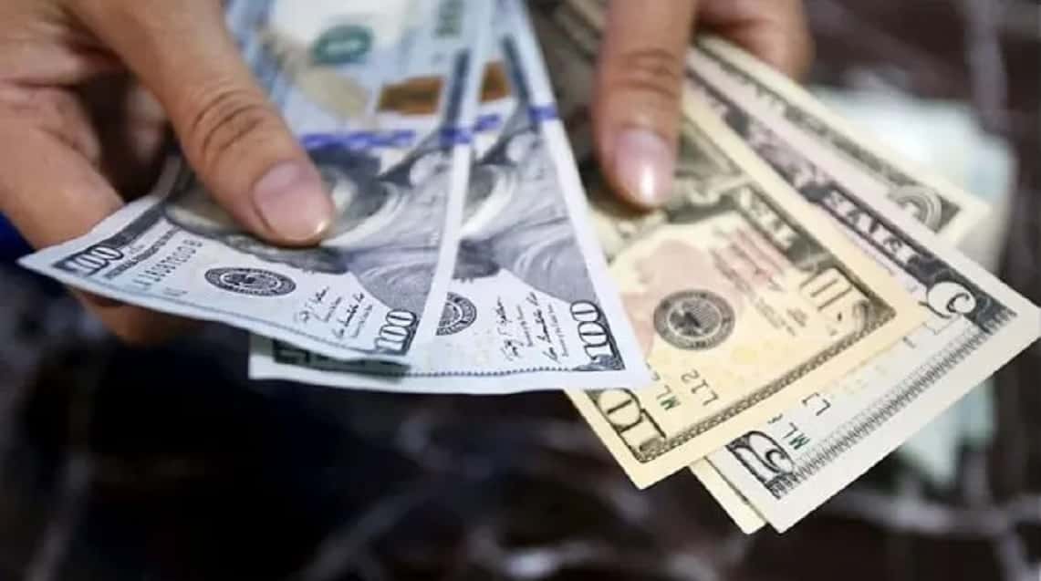 Dólar hoy: la cotización libre superó los $380 y anota un nuevo récord