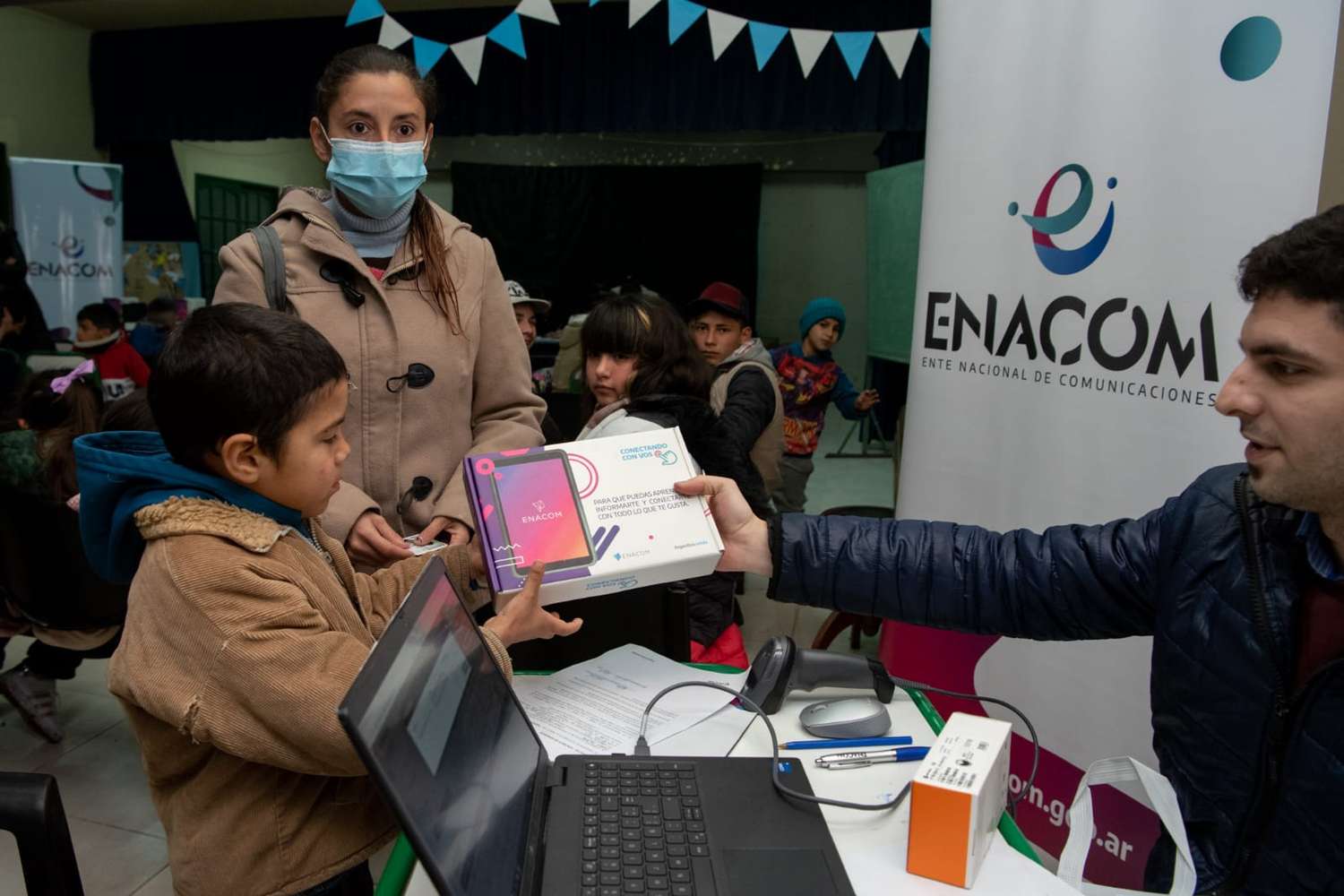 Enacom entregó tablets y celulares a chicos de Gualeguaychú en el marco del programa “Conectando con Vos”