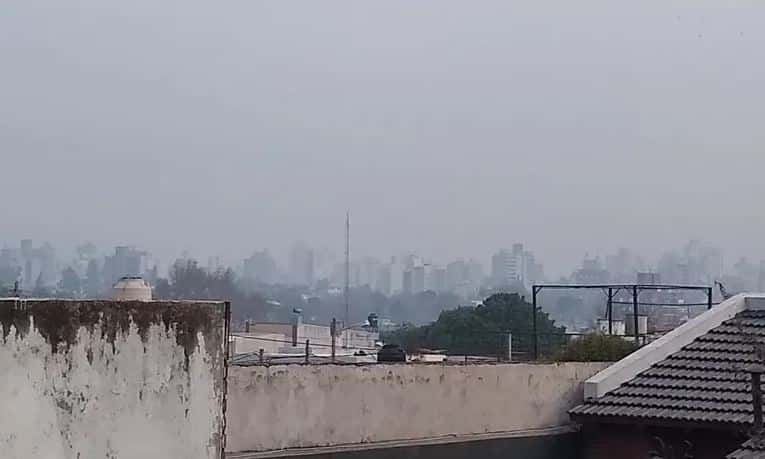 Una densa columna de humo cubrió Paraná y localidades aledañas