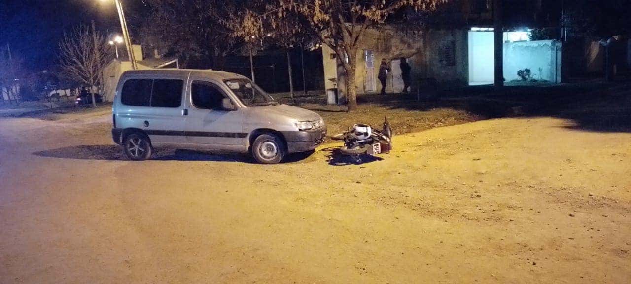 Un utilitario y una moto chocaron de frente en el Barrio Giacoma