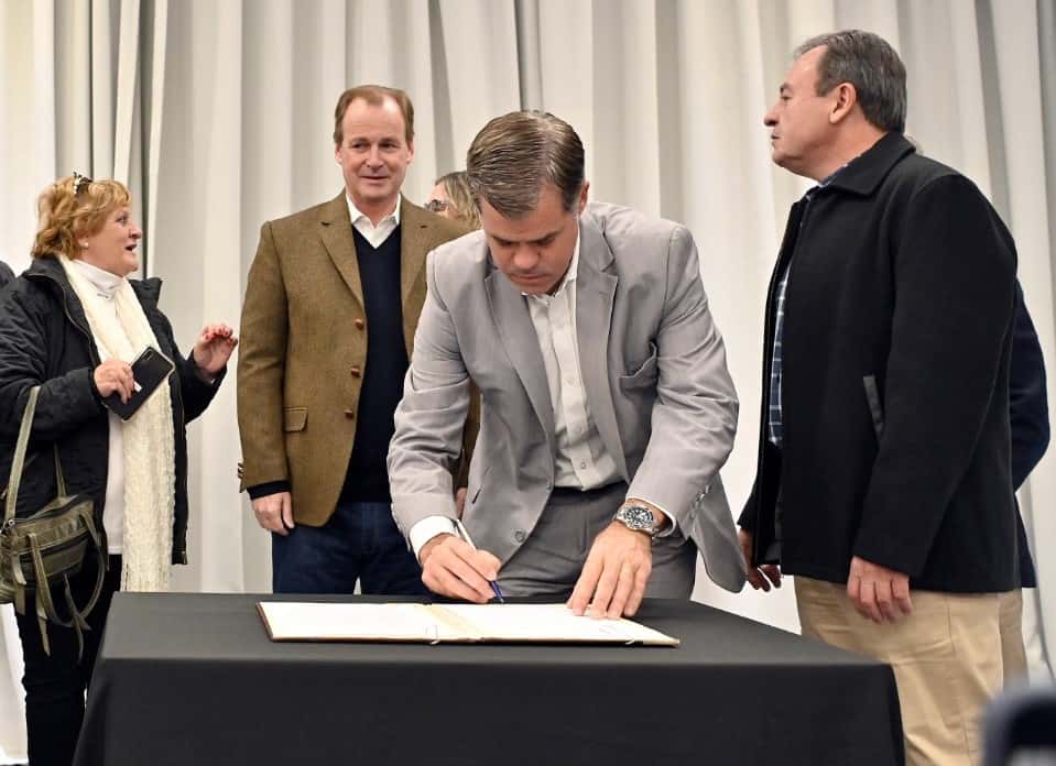 Piaggio firmó con Bordet el convenio para la construcción de 248 viviendas en la ciudad