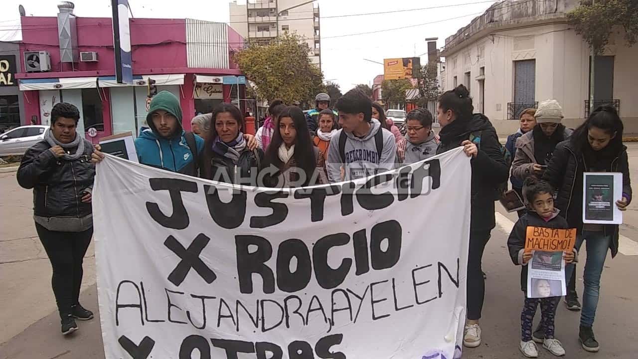 Junto a su hija y vecinos, Rocío Barrozo marchó reclamando justicia tras sobrevivir a las puñaladas