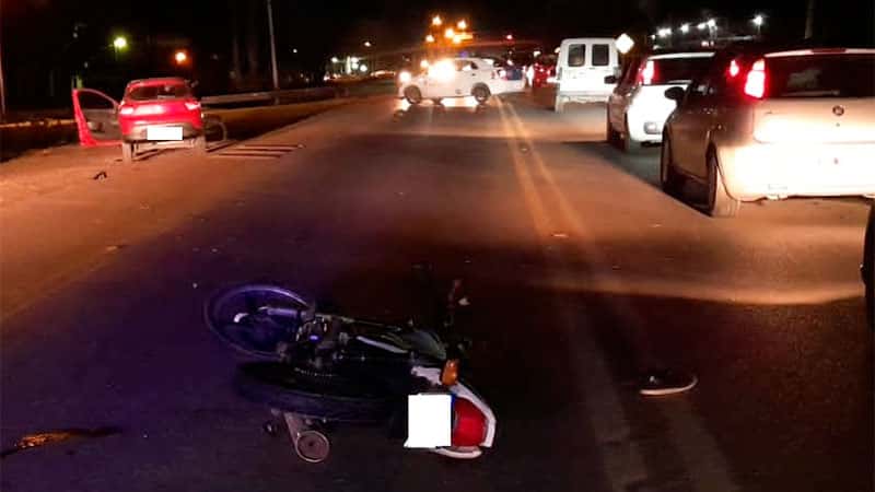 Una moto y un auto chocaron en la Ruta 12 y dos personas fueron hospitalizadas