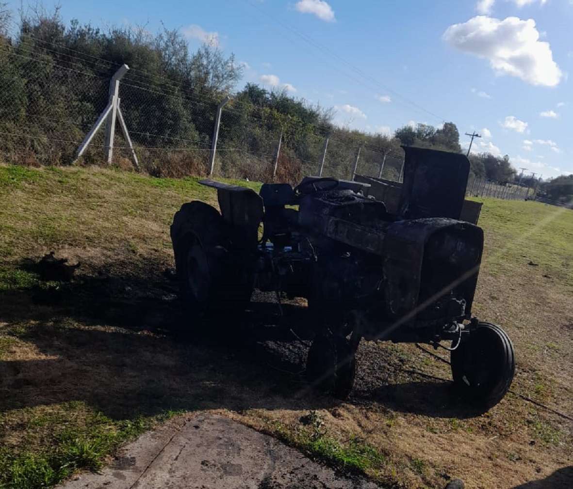 Se incendió un tractor en un galpón: fue sofocado por Bomberos