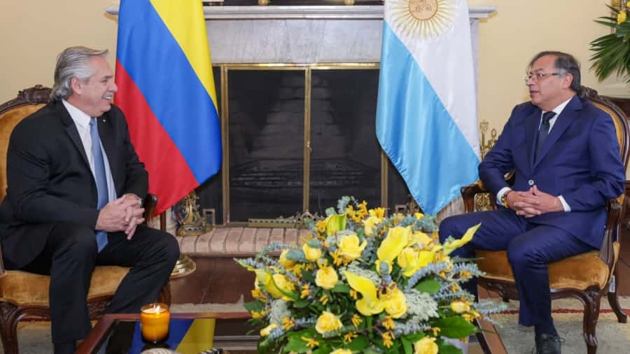 Alberto Fernández se reunió con Gustavo Petro y lo invitó a venir a la Argentina