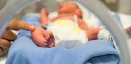 Investigan varias muertes de bebés en un hospital: las claves del caso y el doloroso testimonio de una mamá