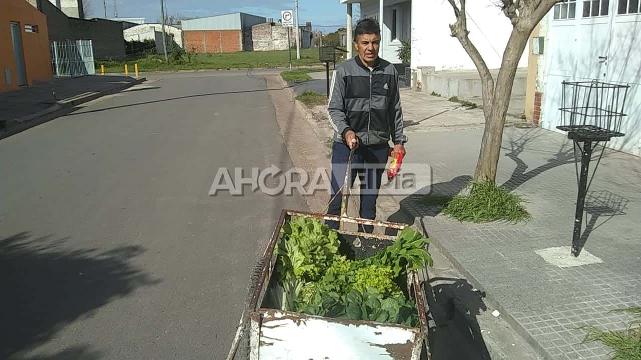 Un gualeguaychuense recorre barrios con su carro a tiro vendiendo verduras para poder sobrevivir
