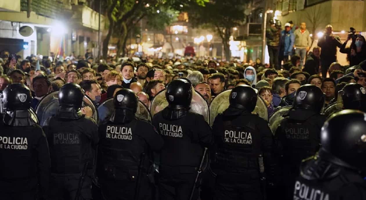 Ocurrió anoche: Fuerte tensión en la casa de Cristina con manifestaciones y la intervención de la Policía