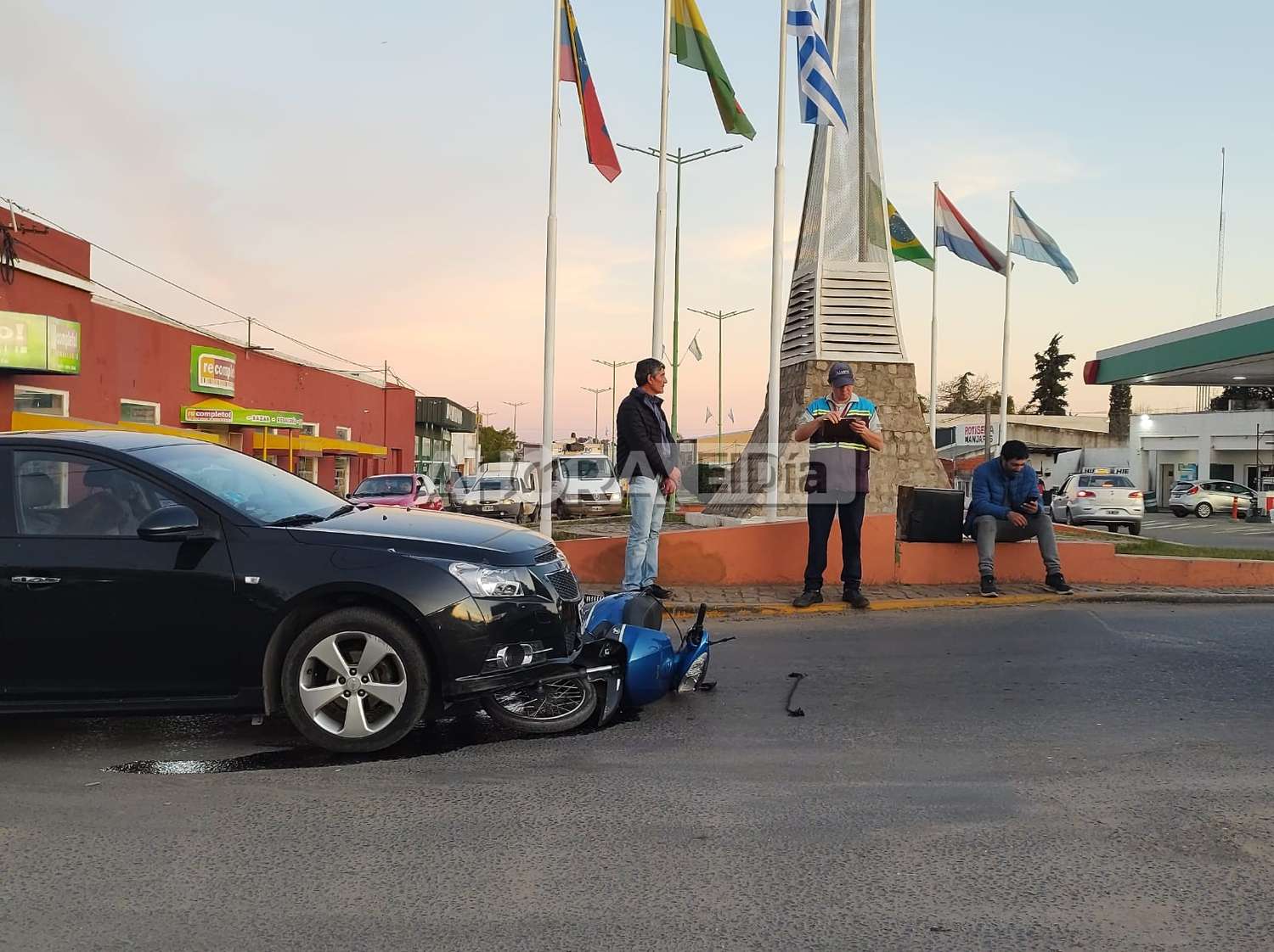 Los choques en la Avenida Parque no cesan: Una moto quedó debajo de un auto en la rotonda de Artigas