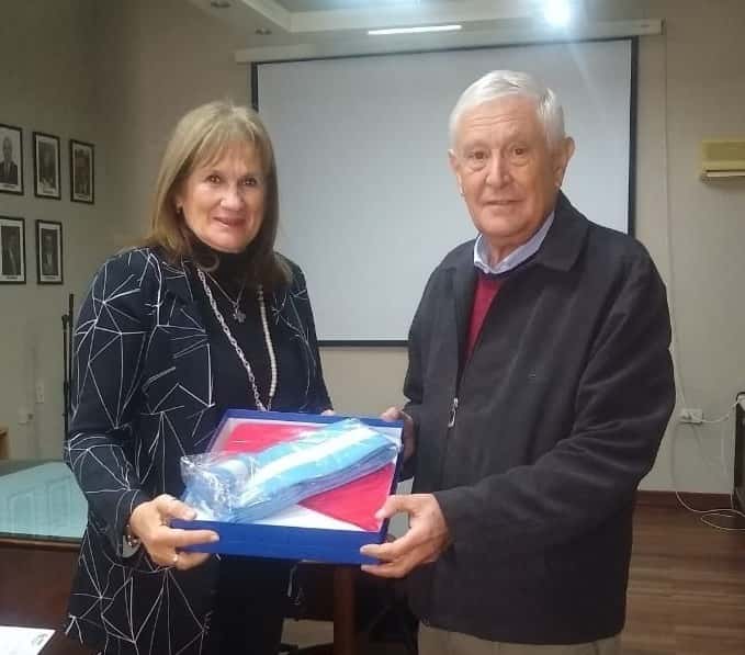 El senador Maradey le entregó a la CODEGU una bandera de ceremonias de Entre Ríos