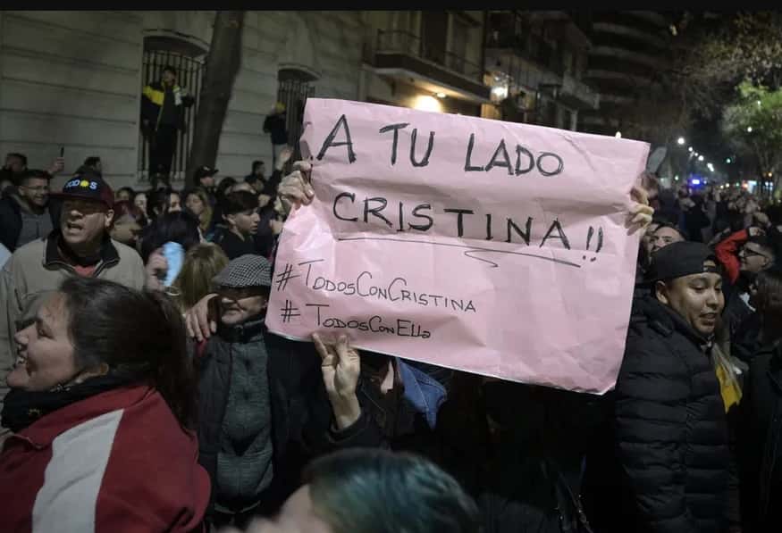 Pasaron la noche frente a la casa de Cristina:Así fue el acampe de la militancia