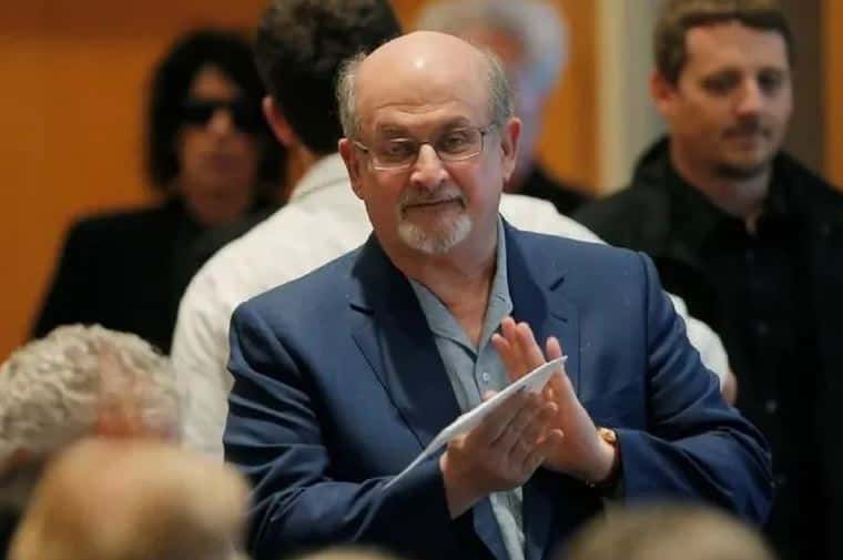 Salman Rushdie, el escritor condenado a muerte por Irán hace 30 años, fue apuñalado en Nueva York