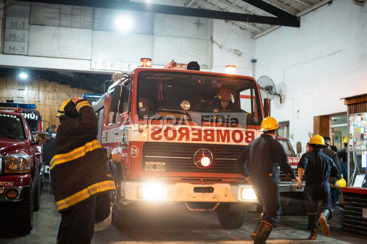 Bomberos de Gualeguaychú asisten a un vehículo que tomó fuego en plena ruta