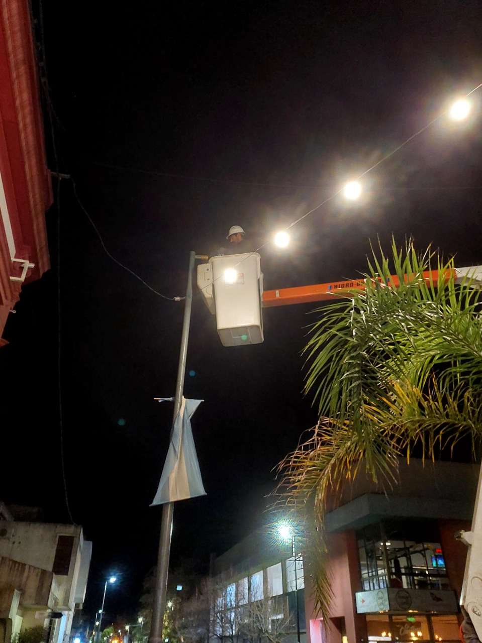 Continúa la modernización y la colocación de nueva luminaria en el