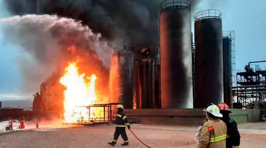 Explosión e incendio en una refinería en Plaza Huincul: hay tres operarios muertos