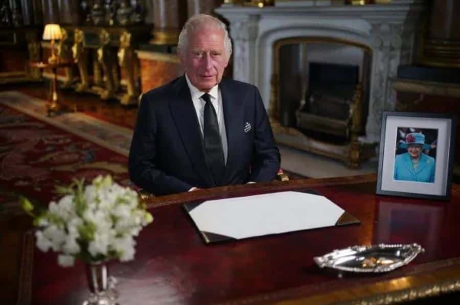 El gesto racista del rey Carlos III: la fuerte respuesta de un cura argentino