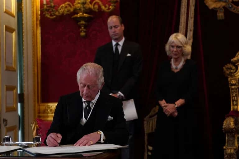 Cordones planchados y papel higiénico personal: la sorprendente lista de exigencias diarias del rey Carlos III