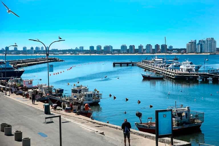 Uruguay busca atraer turistas argentinos: los 6 beneficios que ofrece y cómo conseguirlos