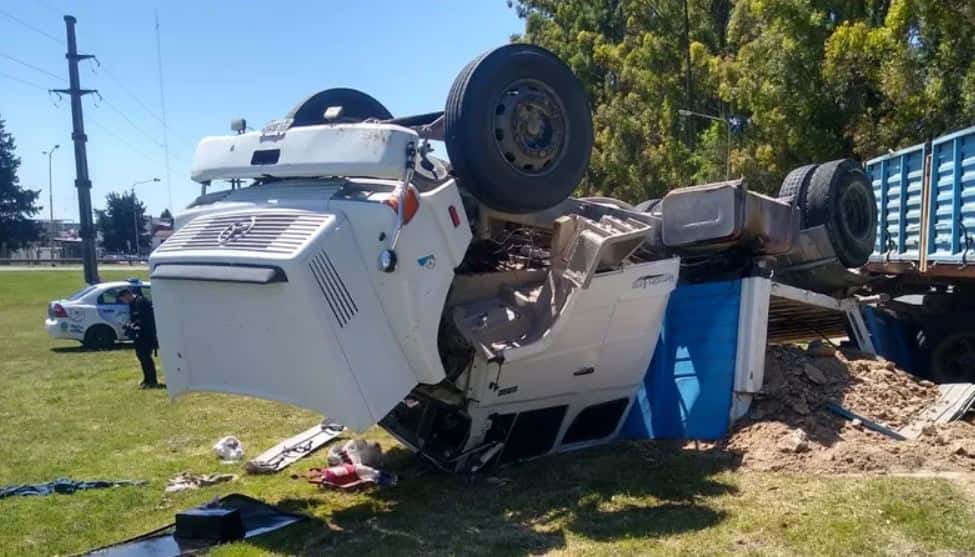 Volcó un camión en una ruta entrerriana: el conductor fue hospitalizado