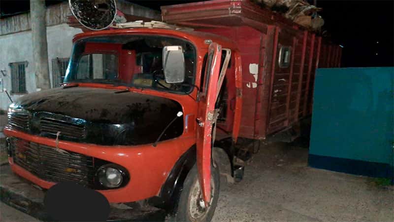 Un camionero de Gualeguaychú fue sorpredido cortando y robando guardarrails en la Ruta 45